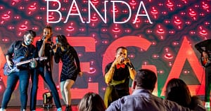 Banda ou Dj para casamento animando festa com pista cheia